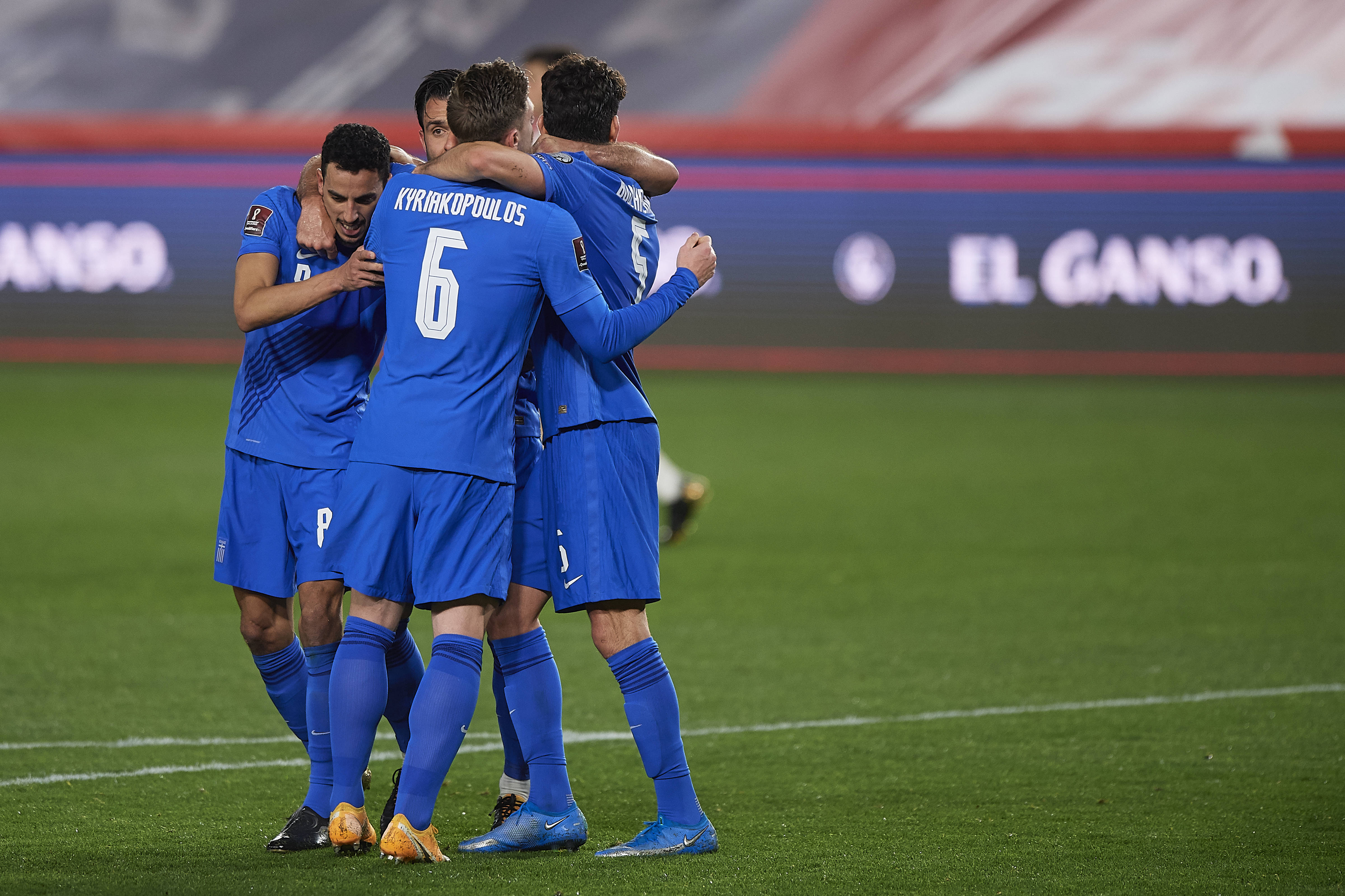 爱游戏官网关于西班牙国家队训练开放日;赛前手感冰凉引观众欢呼;世预赛在即;赛季目标并未改变的信息